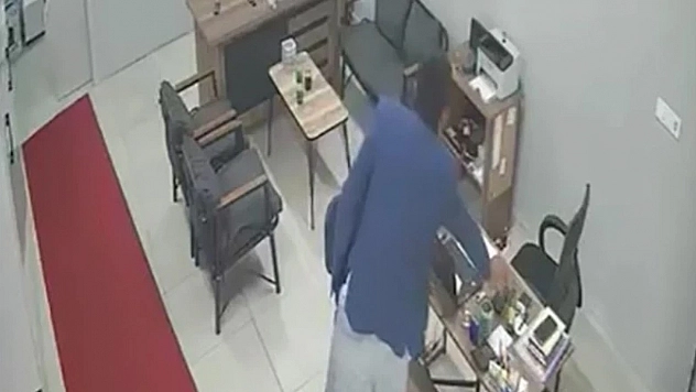 Tamirhaneye girdi, telefonu alıp kayboldu