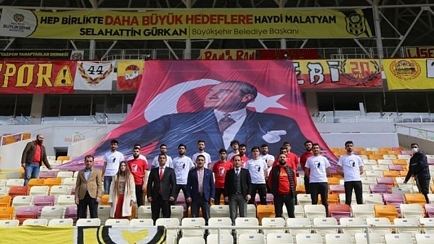 Taraftarlardan 18 Mart'ta şehitleri andı