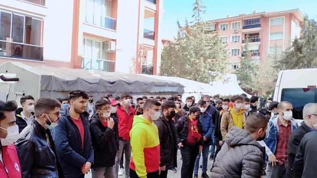 Taraftarlardan şehit ailesine taziye ziyareti