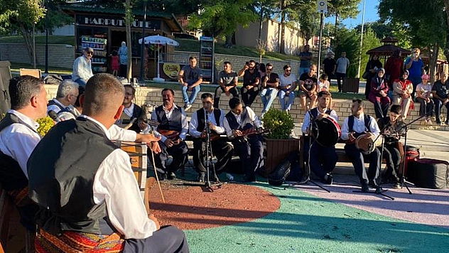 Tarih Kokusu Arasında Konser