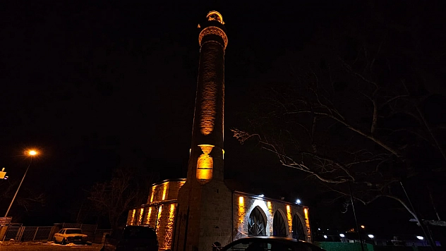 Tarihi Kurşunlu Camii gece aydınlatmasıyla hayran bırakıyor