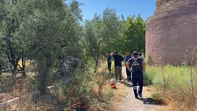 Tarihi surların dibinde erkek cesedi bulundu