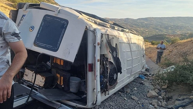 Tarım işçilerini taşıyan minibüs devrildi: 19 yaralı