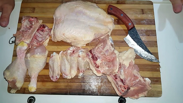 Tavuk eti pişirirken yapılan büyük hata: Tezgaha ve giysilere bulaşıyor!