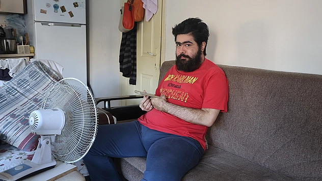 Tedaviyi reddeden telefon bağımlısı Barış, sanal dünyadaki yaşamına geri döndü