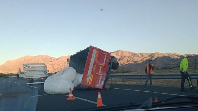 Tekeri Çıkan Küspe Yüklü Römork Yan Yattı