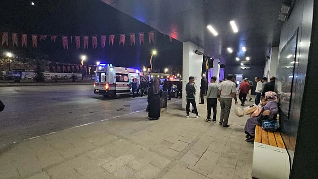 Telefonunu gasp etmek isteyen kişiye direndi,aldığı bıçaklı darbesiyle yaralandı