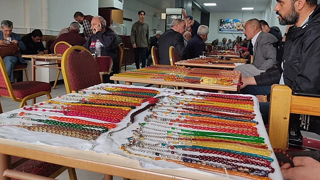 Tespihler çay ocağında sergilenip tüm Türkiye'ye satılıyor