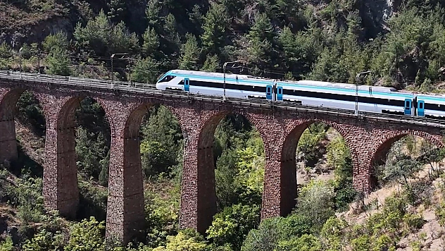Test süreçleri başarıyla devam eden Milli Elektrikli Hızlı Tren'imiz saatte 250 kilometre hıza ulaştı