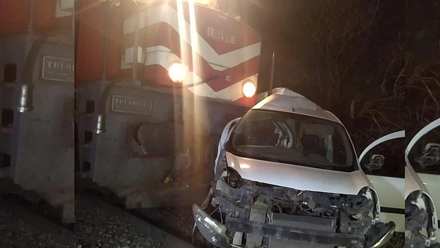 Ticari Araca Tren Çarptı!