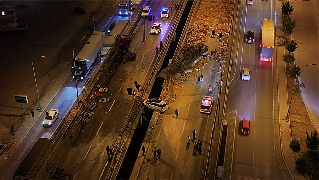Tır ile otomobiller çarpıştı: 1 ölü, 7 yaralı