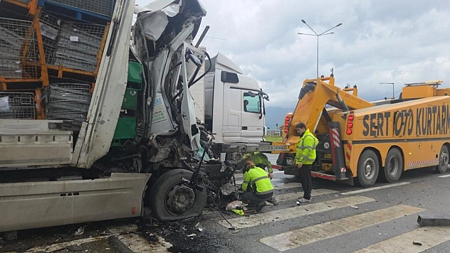 Tır ışıklarda duran tankere çarptı: 1 ölü