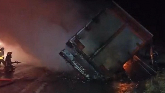 Tır yangınında sürücü yaralandı