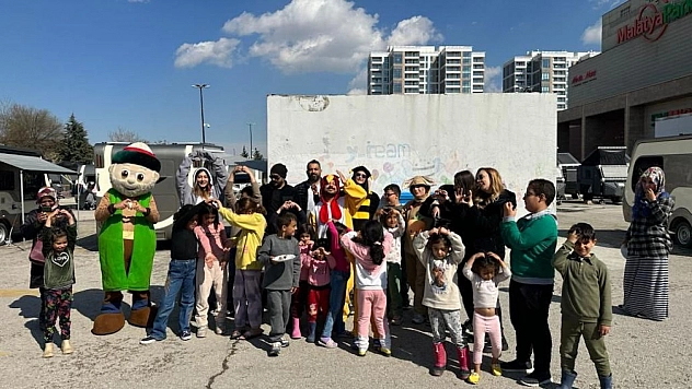 Tiyatrocular, özel günlerinde depremzede çocukları güldürdü