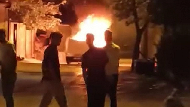 Tofaş alev topuna döndü, vatandaşlar yangını film izler gibi izledi