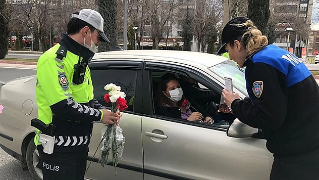 Trafik Uygulaması Bu Kez Farklı Oldu, Polisler Kadınları Karanfillerle Karşıladı