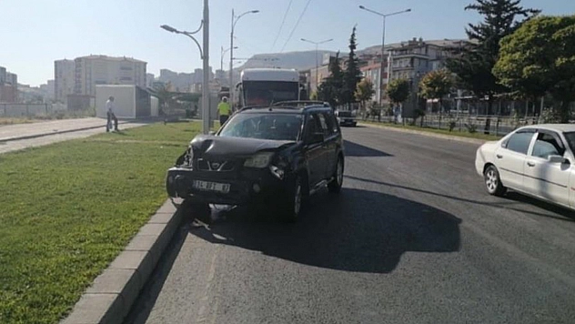 Trambüs ile Otomobil Çarpıştı