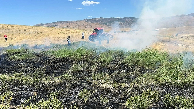 Tunceli'de 2 biçerdöver yandı