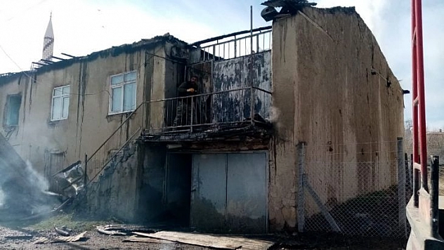 Tunceli'de 2 katlı kerpiç ev yandı