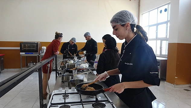 Tunceli'de 'Aile Yılı' etkinliği: Öğrenciler yaptıkları yemekleri annelerine sundu
