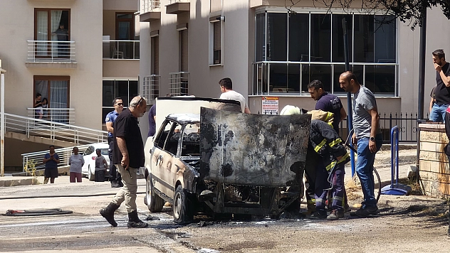 Tunceli'de Bakkala gitmek için indi, aracı alevlere teslim oldu
