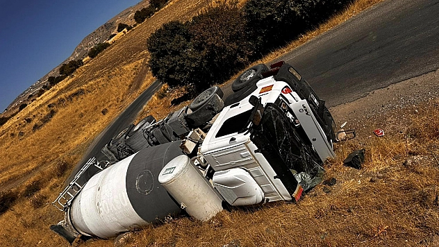 Tunceli'de beton mikseri ve tır devrildi