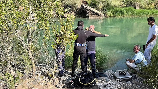 Tunceli'de çaya giren iki arkadaştan biri boğuldu, diğeri kurtarıldı
