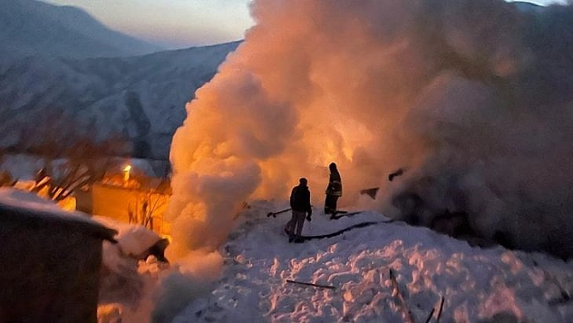 Tunceli'de çıkan yangında ev ve ahır kullanılamaz hale geldi