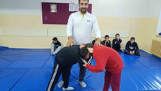 Tunceli'de çocuklar ata sporu güreş ile sosyalleşiyor