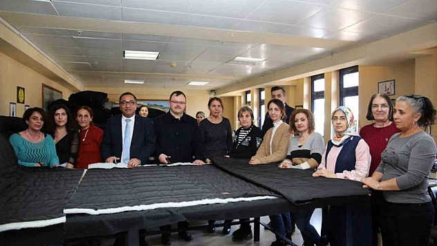 Tunceli'de depremzedeler için uyku tulumu dikimine başlandı