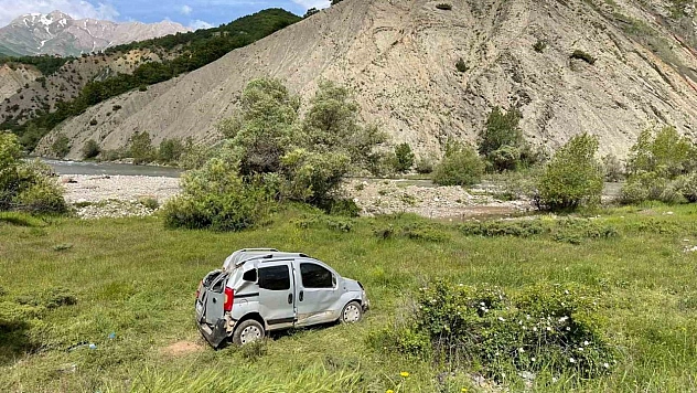 Tunceli'de hafif ticari araç şarampole devrildi: 6 yaralı