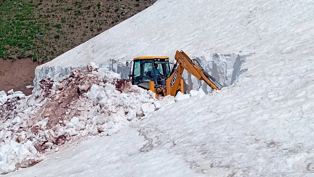 Tunceli'de haziran ortasında karla mücadele sürüyor