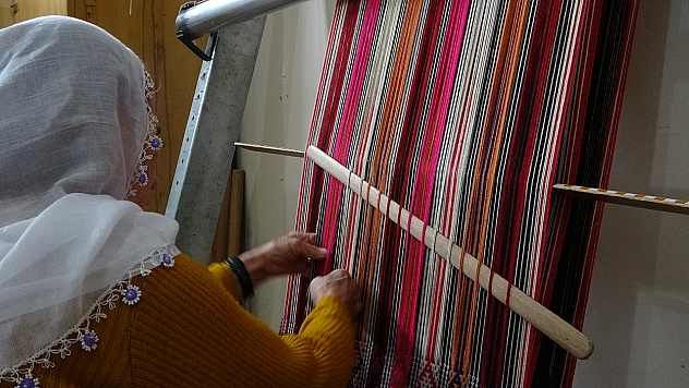 Tunceli'de kadınlar cacım dokumasını yaşatıyor: Hem üretiyor hem kazanıyor