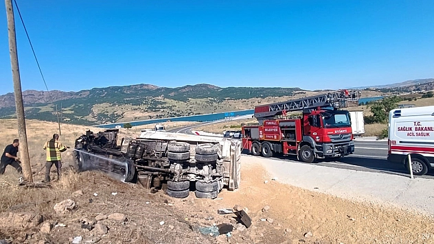 Tunceli'de kamyon devrildi, sürücü araçtan fırladı