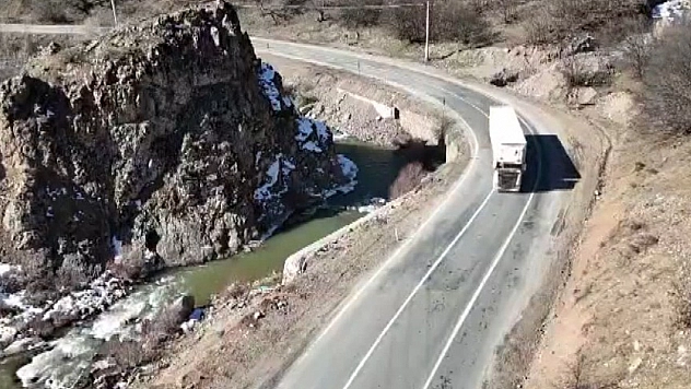 Tunceli'de kaya düşmeleri yaşanan ve tehlikeli virajları olan yolda çalışma talebi