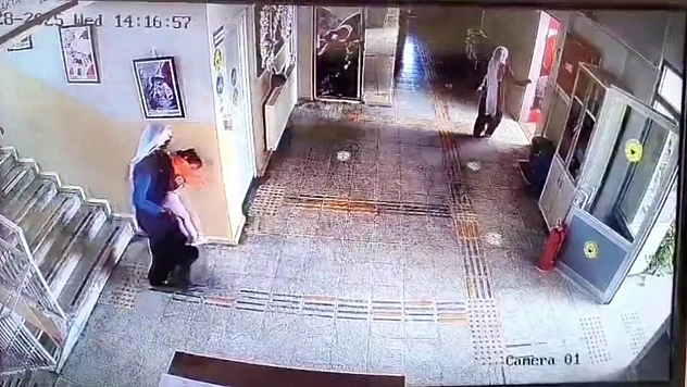 Tunceli'de müdürün Heimlich manevrası, minik çocuğun hayatını kurtardı