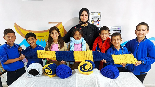 Tunceli'de Öğrenciler kendi atkılarını örerek kışa hazırlanıyor
