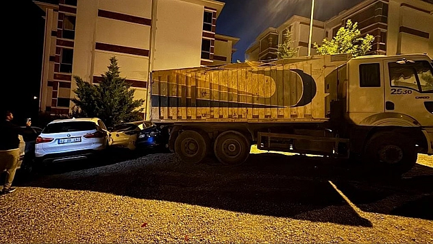 Tunceli'de park halinde freni patlayan kamyon, 5 araca zarar verdi