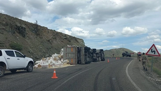 Tunceli'de saman yüklü kamyon devrildi: 2 yaralı
