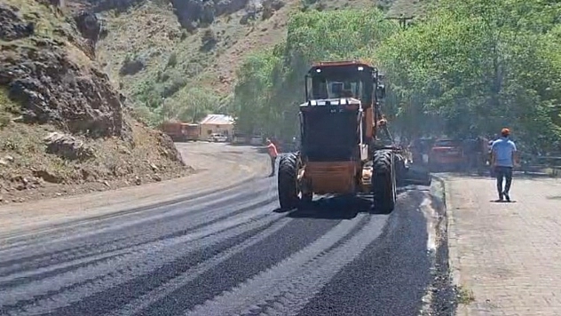 Tunceli'de yol yapım çalışmaları devam ediyor