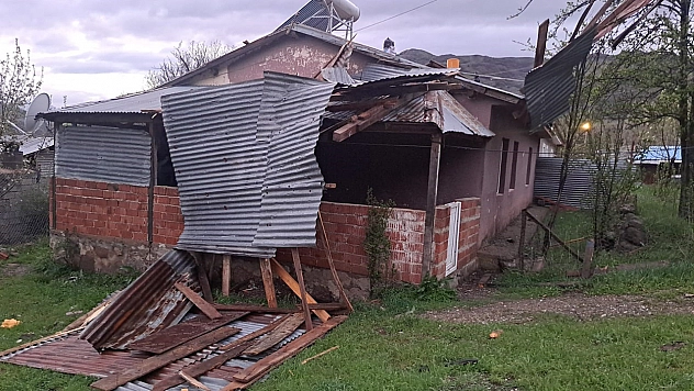 Tunceli'deki fırtınada çatı saniyeler içerisinde parçalandı