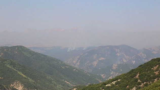 Tunceli'deki yangınlara karadan ve havadan müdahale sürüyor