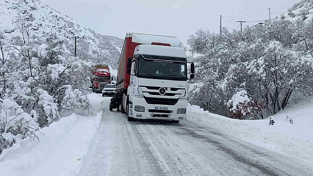 Tunceli'nin Pülümür ilçesi ile Erzincan sınırı arası tır geçişlerine kapatıldı