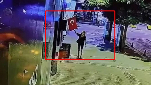 Türk bayrağını çakmakla ateşe verdi: Savunması pes dedirtti