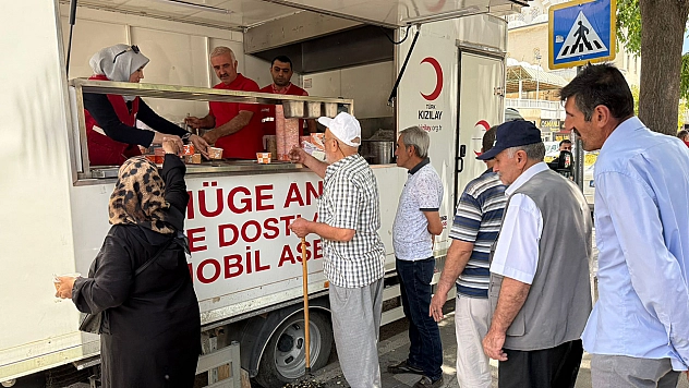 Türk Kızılay'ından vatandaşlara aşure ikramı