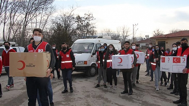 Türk Kızılayın'dan 10 Bin Öğrenciye Atkı Bere Takımı