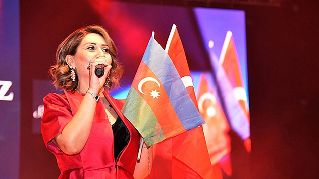 Türk'ün gür sesi Azerin, Elazığlılarla buluşuyor!