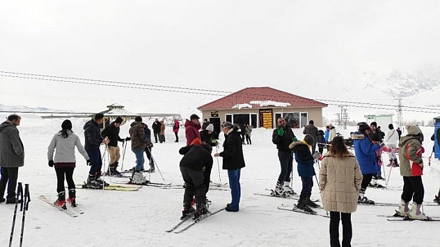 Türkiye'de kar kalınlığı en yüksek çıkan Ovacık Kayak Merkezi, kayakseverleri ağırlıyor