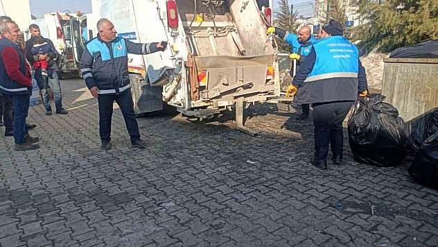 Tuşba Belediyesi deprem bölgesinde temizlik çalışması yapıyor
