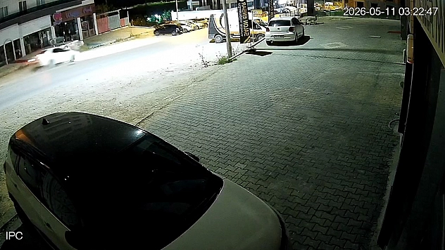 Uyuyakalan sürücü park halindeki araçlara daldı